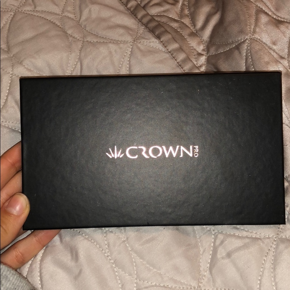 CROWN Pro Eyeshadow Palette 🖤